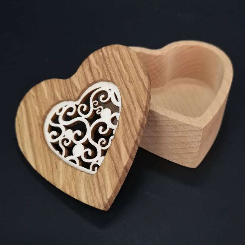 Dřevěná krabička AMADEA Dřevěná krabička ve tvaru srdce, masivní dřevo s vkladem z topolové překližky, 8x8x3 cm