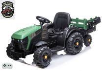Elektrický farmářský traktor s vlekem a lopatou, zelený